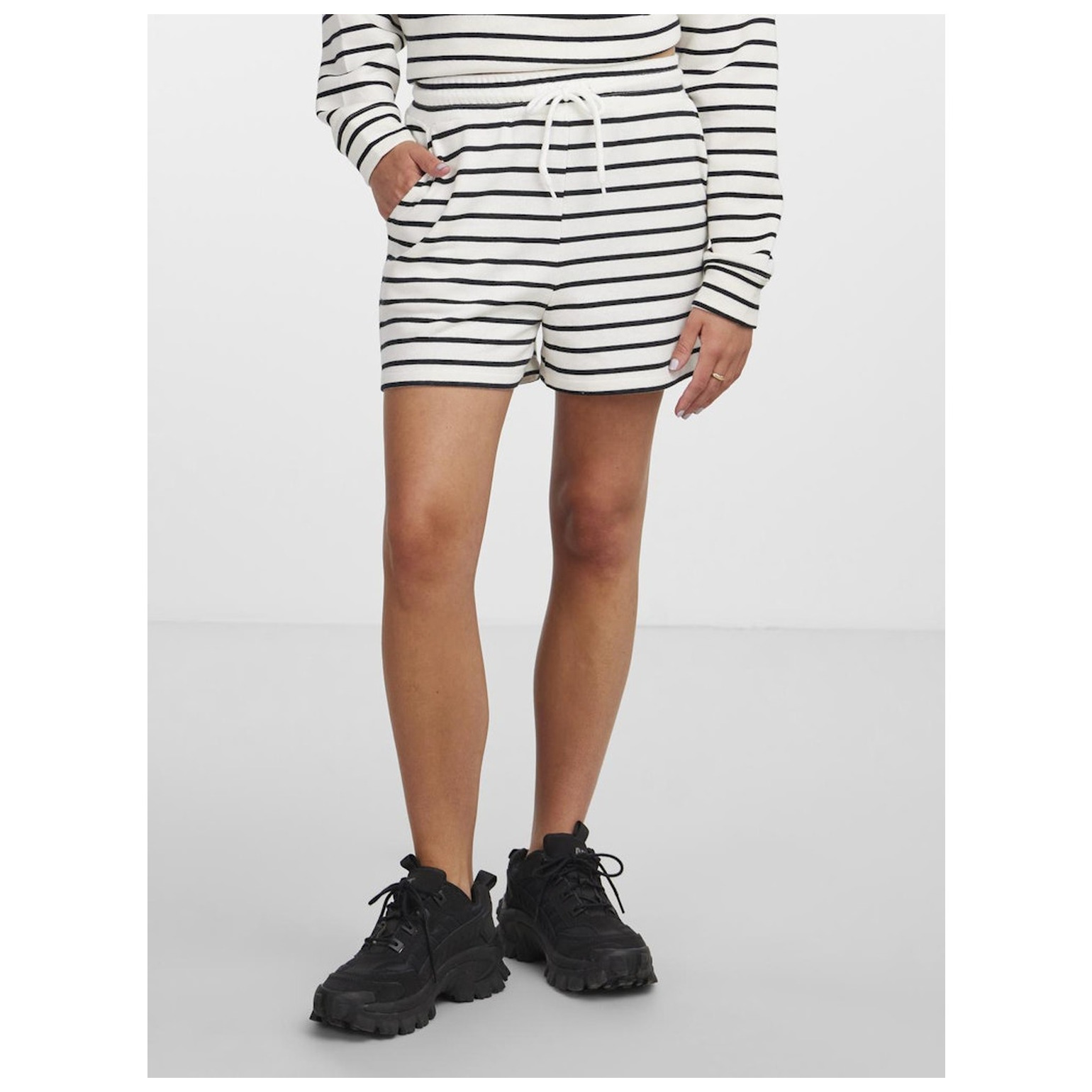 Pieces PCCHILLI SUMMER HW SHORTS STRI