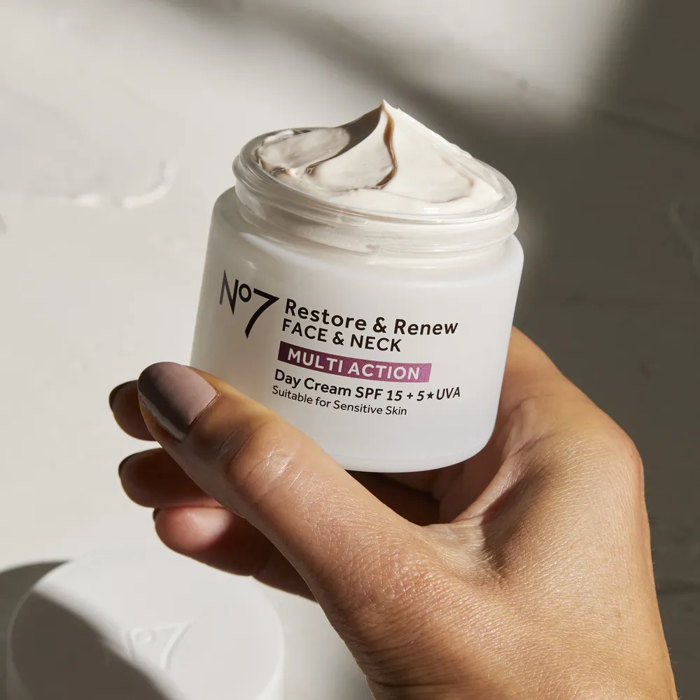 No7 Restore & Renew Multi Action Day Cream SPF15 - 50 ml.