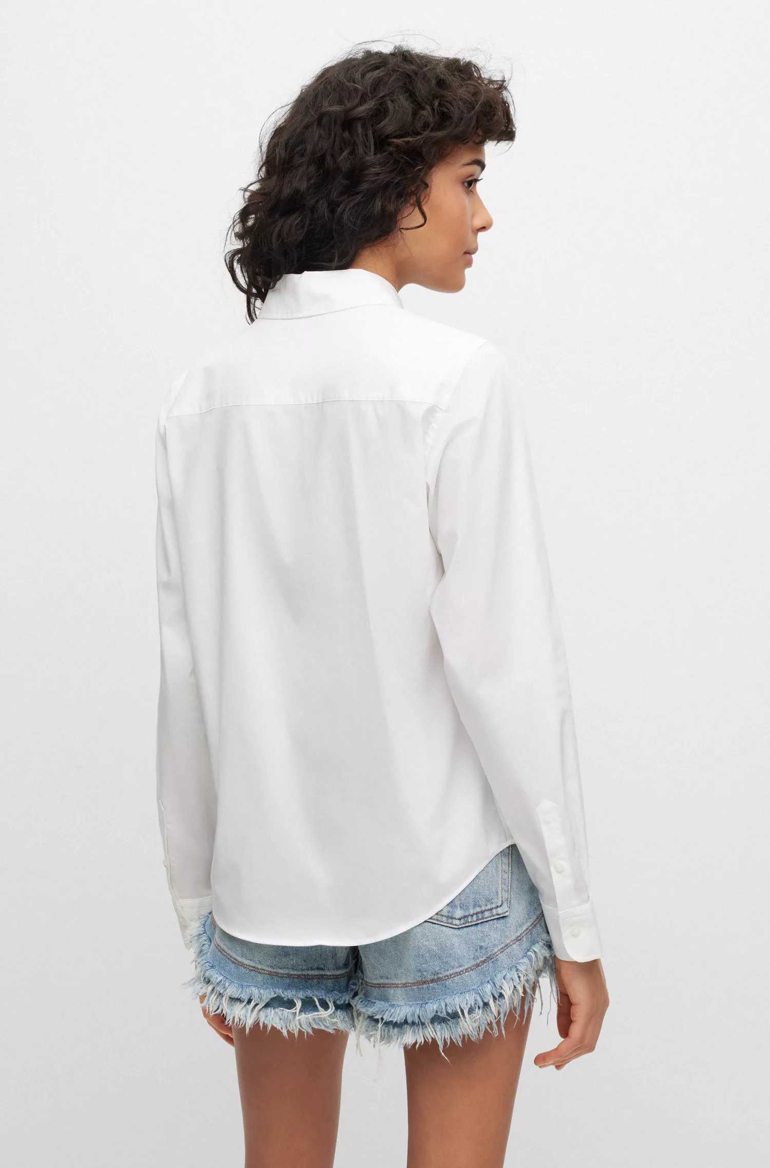 Blusa HUGO vermelha, corte regular, em algodão elástico com logo sobreposto.