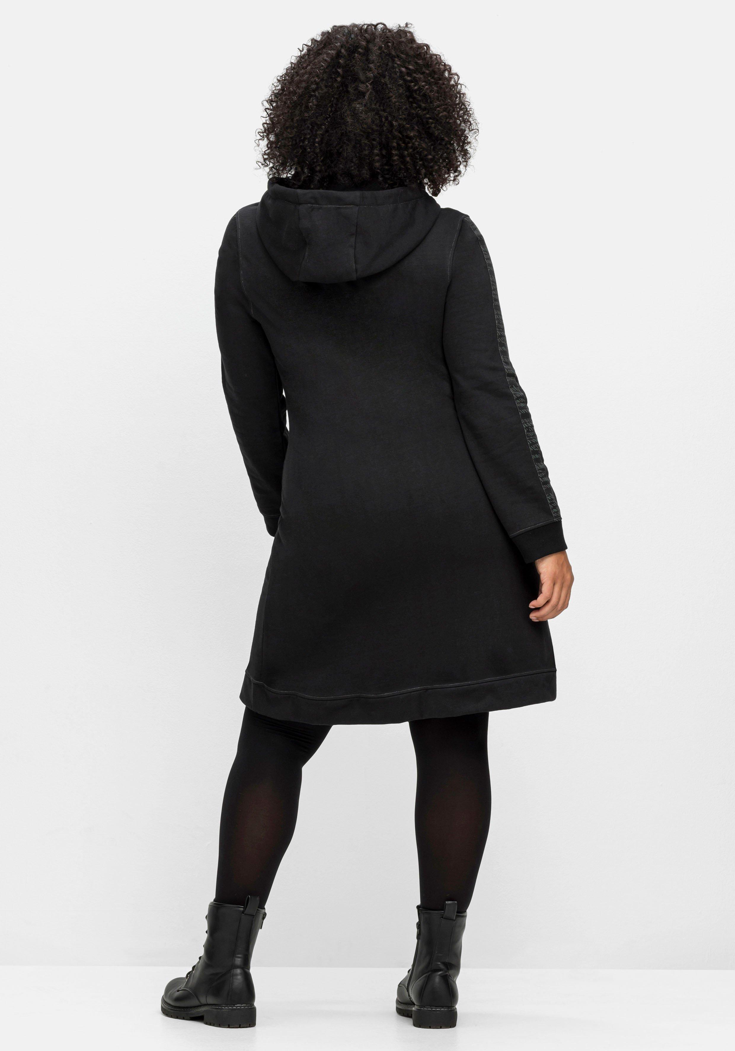 Kurzes Kapuzen-Sweatkleid mit Ärmeldruck