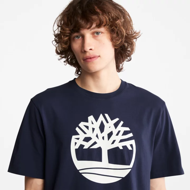 Camiseta masculina azul marinho com o logotipo da árvore do rio Kennebec