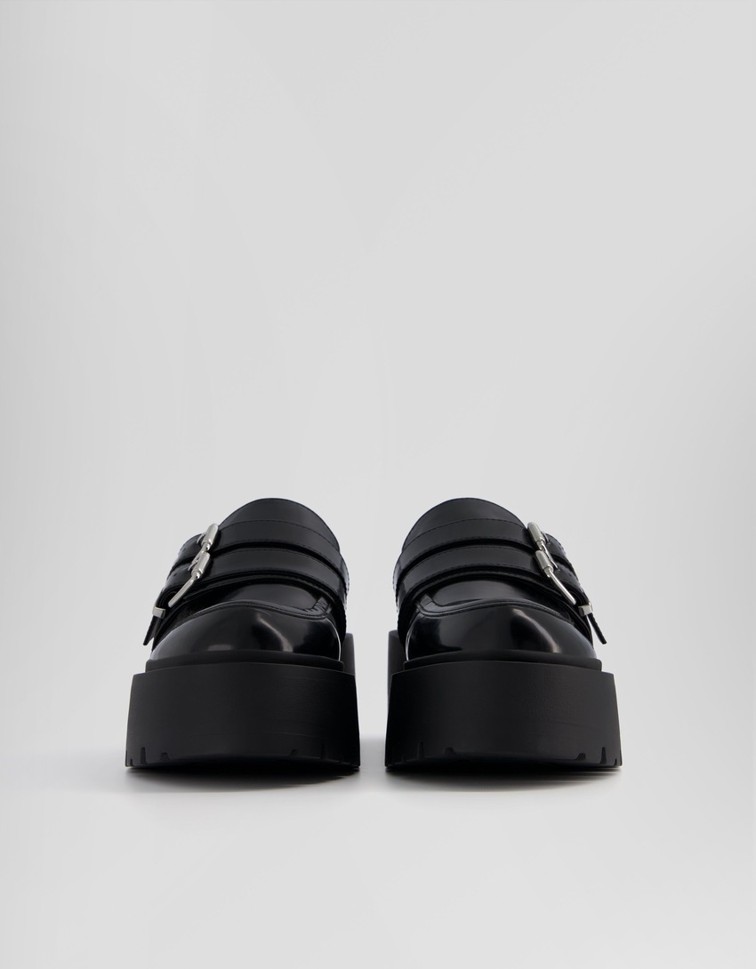 Sapatos plataforma com fivelas