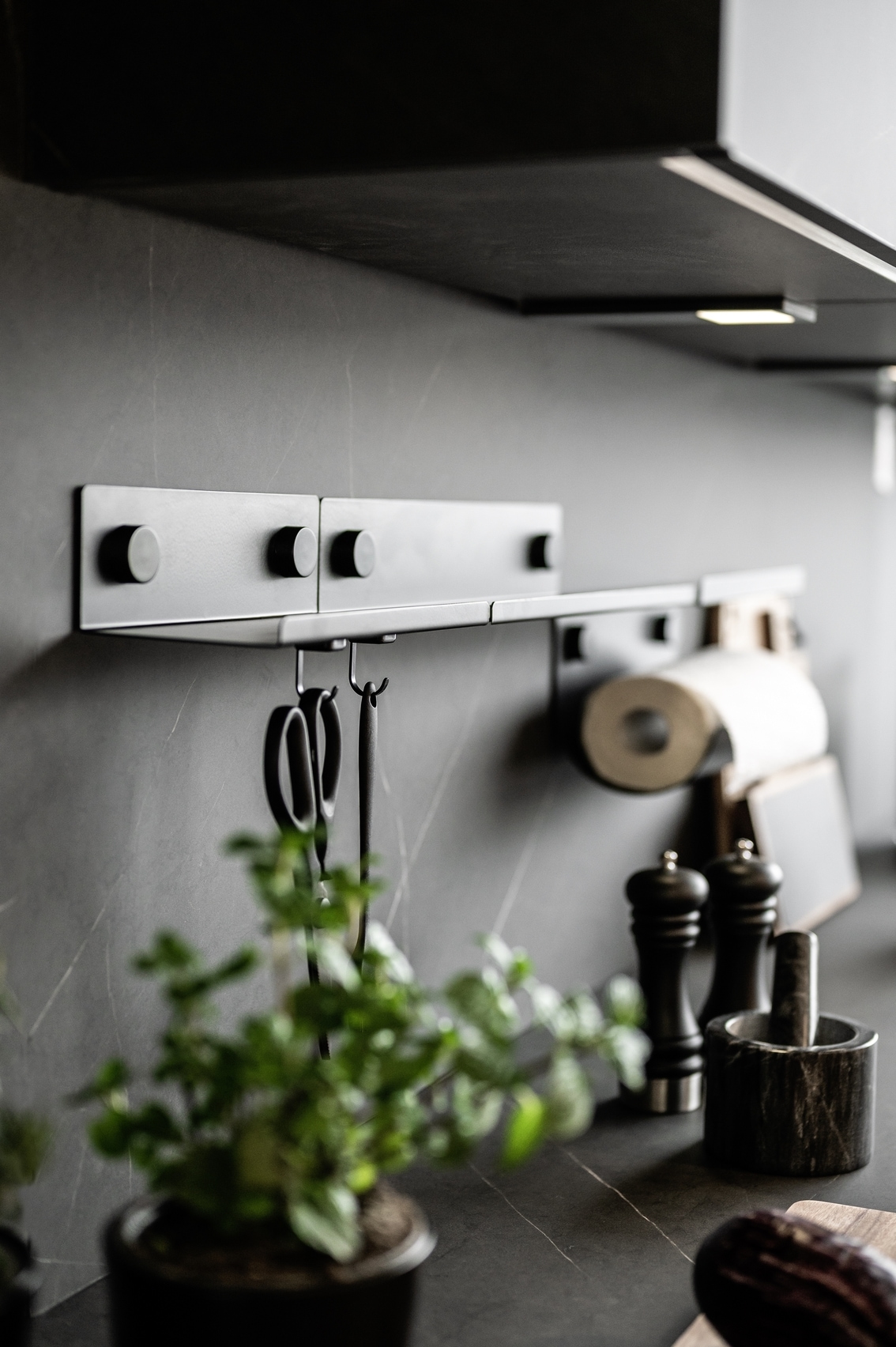 WENKO Küchenrollenhalter »Modell Jet« Wandrollenhalter aus pulverbeschichtetem Metall, Industrial Design