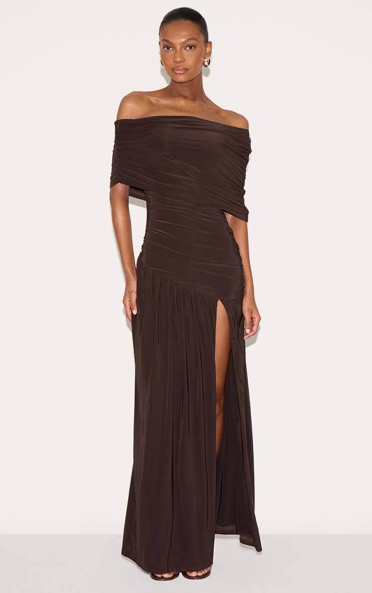Chocolate Brown Robe Longue Froncée À Double Couche Slinky Bardot Asymétrique