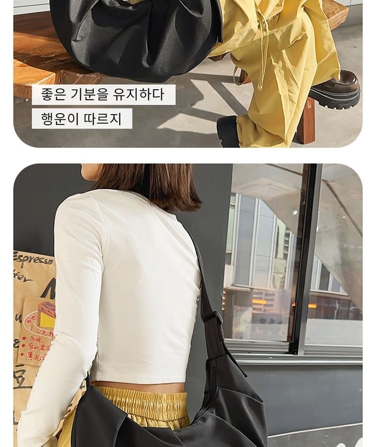 IOU - Effen geplooide nylon crossbodytas