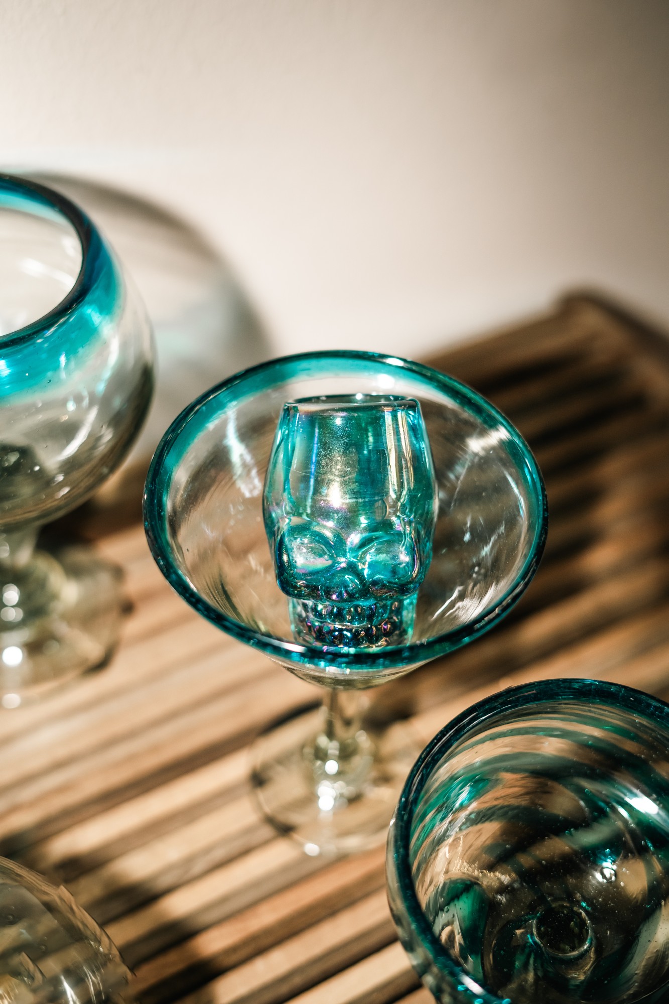 Schnapsglas 'Skull' blau, mundgeblasen, H 9 cm, B 4 cm, L 5 cm zu 11,00