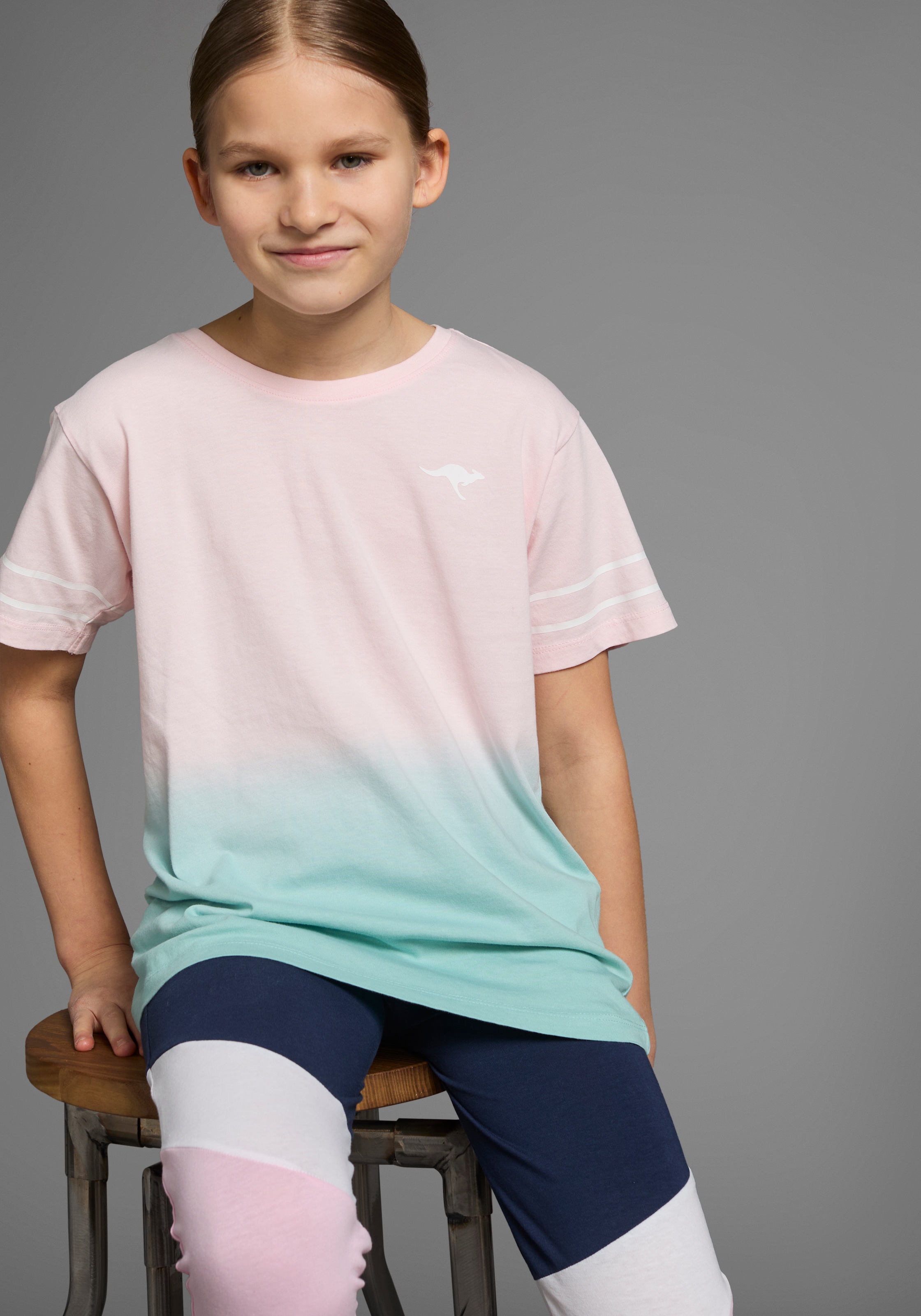 KangaROOS T-Shirt »Kangaroos mit trendigem Farbverlauf« kurzärmelig,  bequeme Passform,  mit Logodruck,  Rundhalsausschnitt