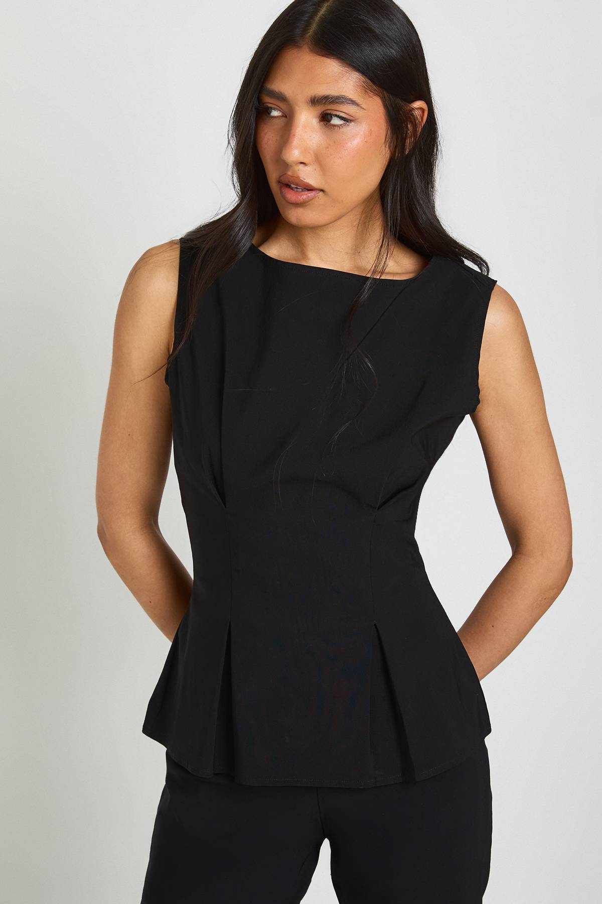boohoo Haut Sans Manches En Bengaline Avec Taille Cintrée Pour Grande Taille