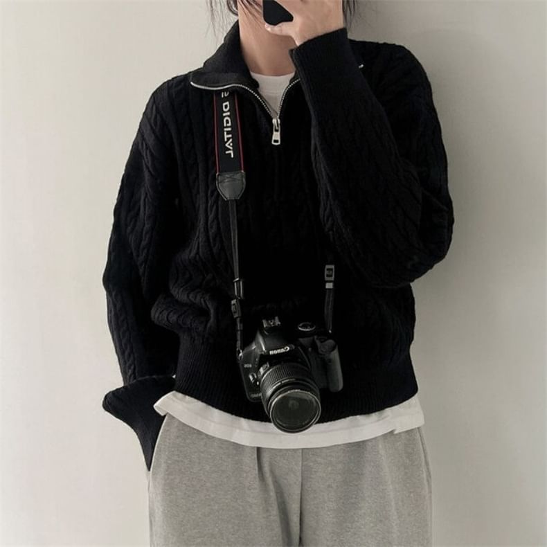 MIKIGA - Gebreide cropped trui met halve rits en kabelmotief