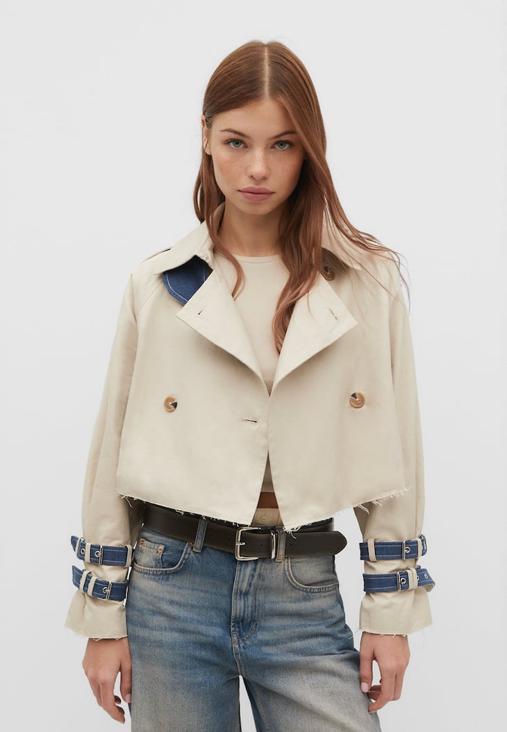 Trench coat cropped com detalhes em jeans