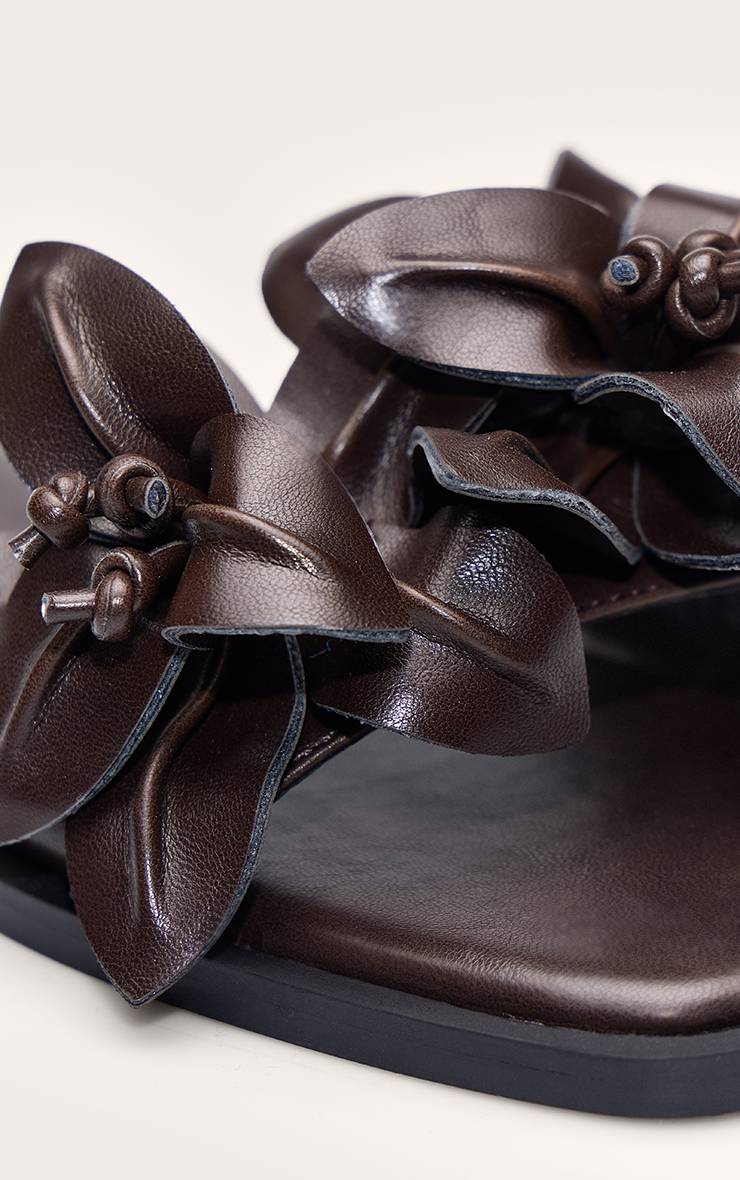 Chocolat Sandale Plate En Synthétiquecuir Avec Détail Fleur