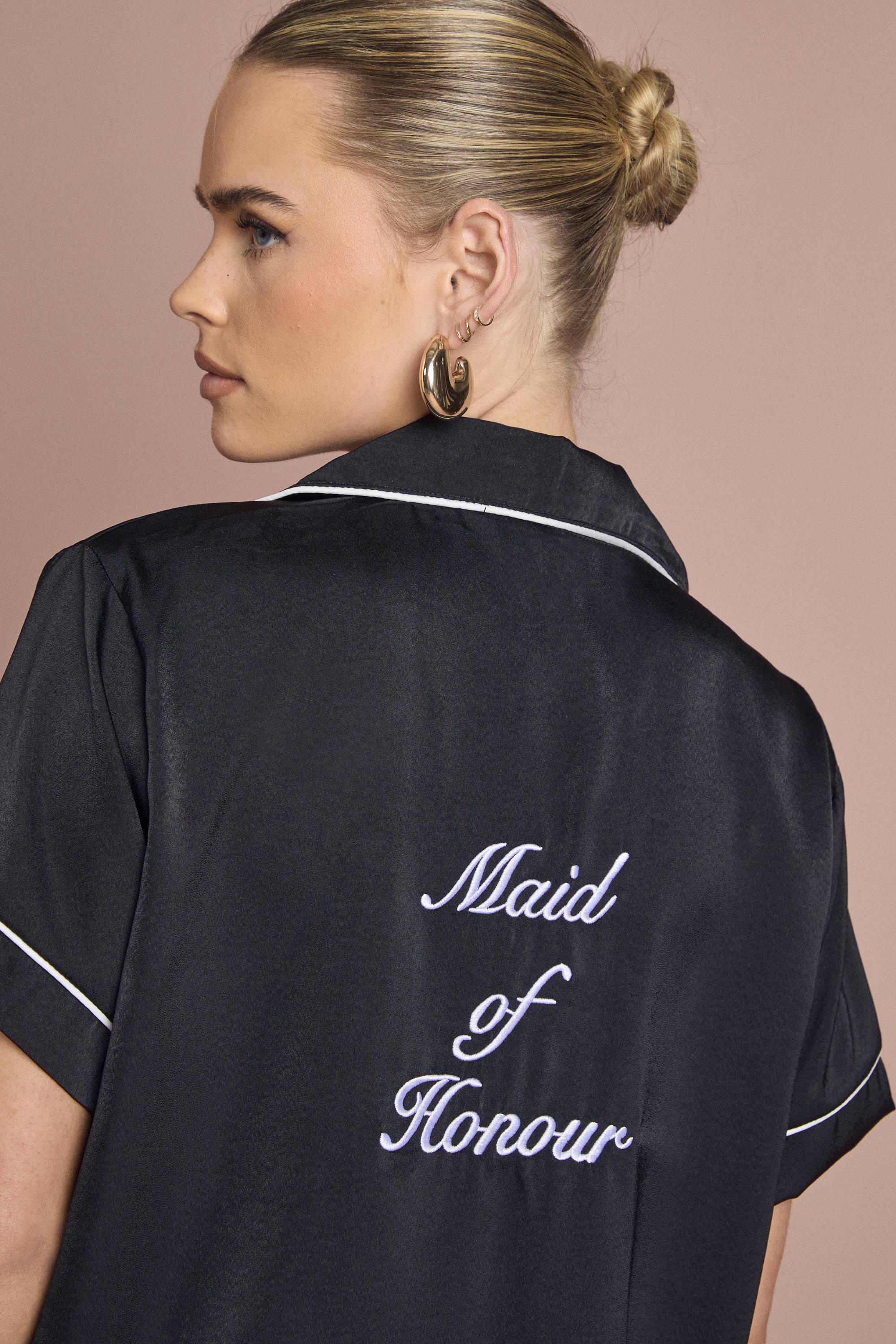 boohoo Ensemble Pyjama de Mariée 'Demoiselle d'Honneur' en Satin Brodé avec Chemise à Manches Courtes et Short