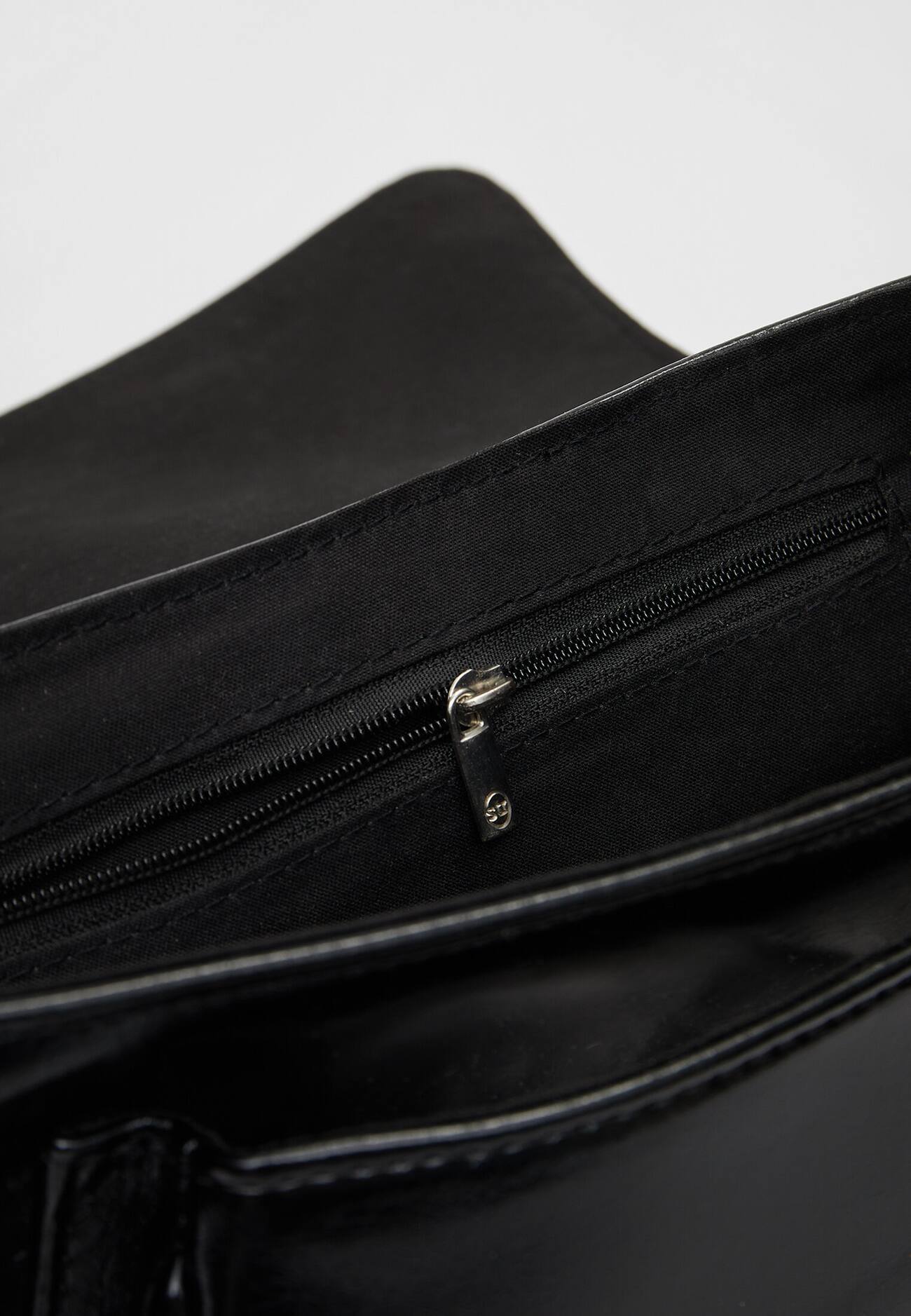 Bolsa de ombro com fivela e tachas.