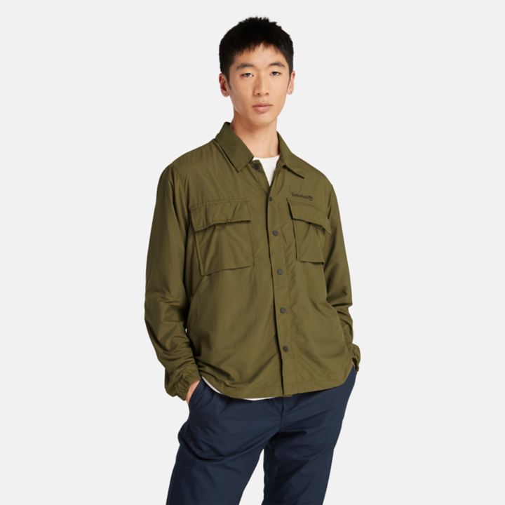 Camisa leve e repelente à água para homens na cor verde.