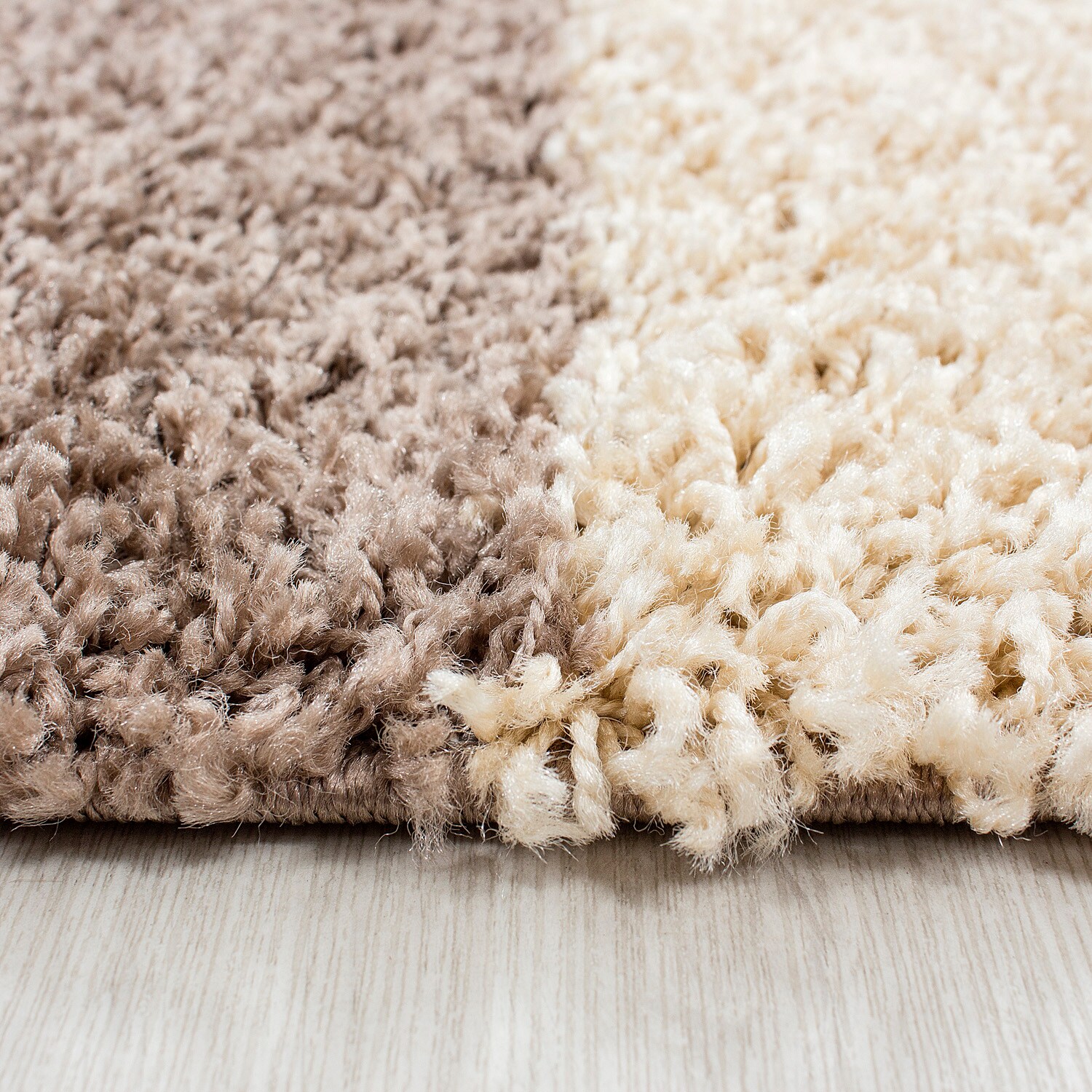 Stilvoller Hochflor-Teppich mit zeitgemäßem Karo-Muster, Shaggy-Teppich