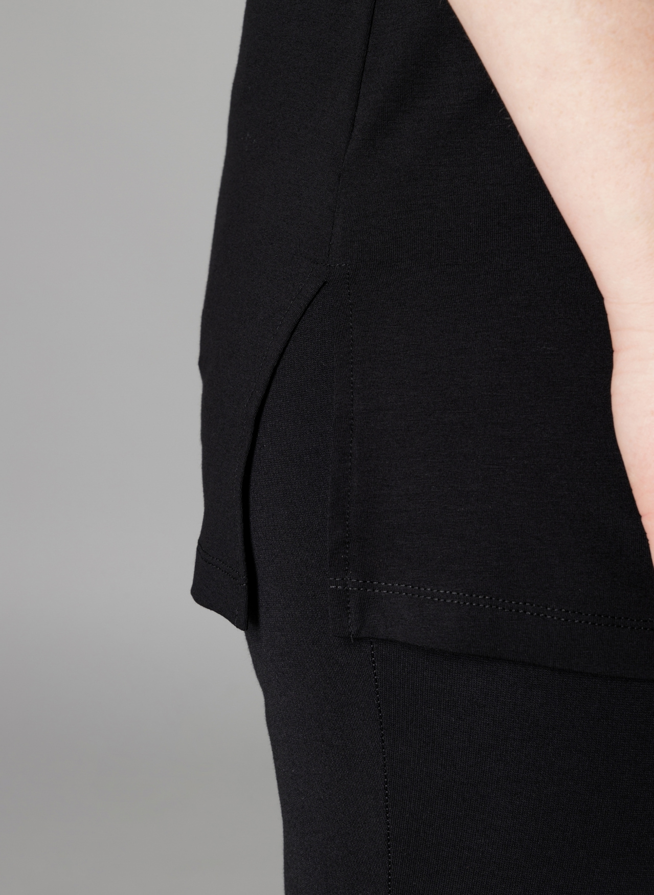Base Level Curvy Trägertop , Hüftbedeckender Schnitt mit Schlitzen am Saum
