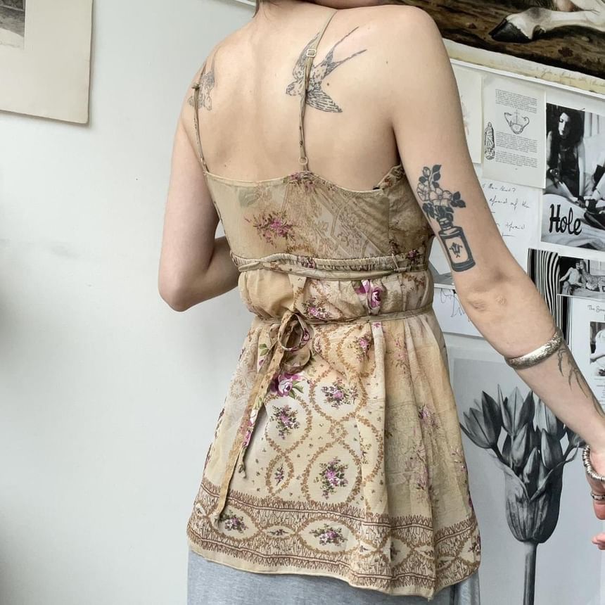 Puffie - Ronde hals, bloemenprint, volantrand, strikceintuur, open rug, camisole top / lage taille, geplooide zoom, maxi-A-lijn rok
