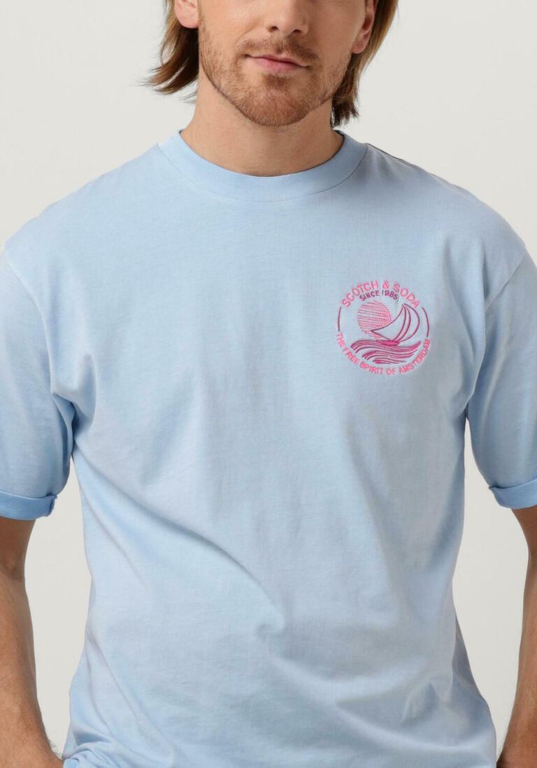 SCOTCH & SODA lichtblauwe scotch & soda t-shirt cold dye tee with chest artwork