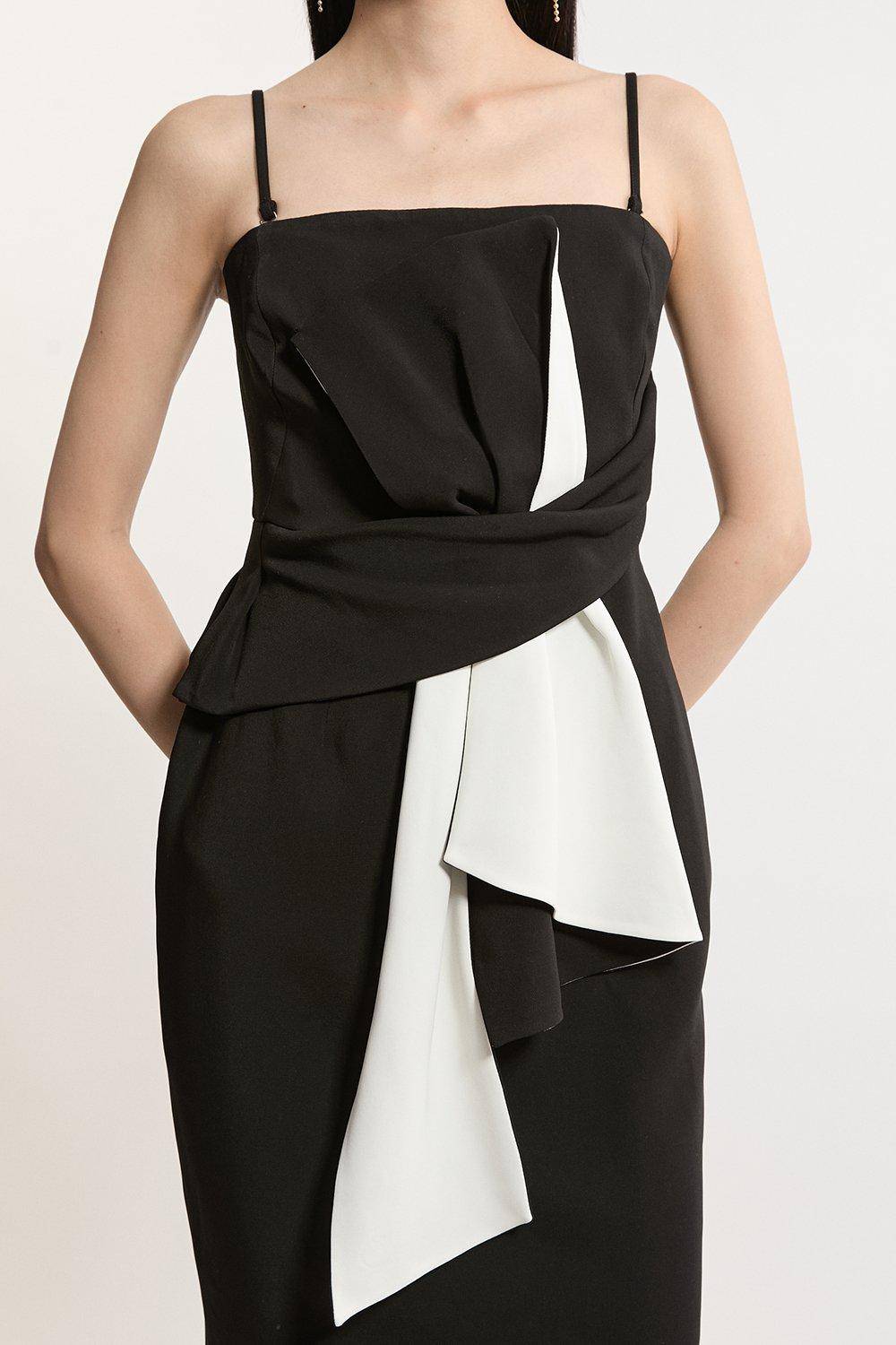 KarenMillen Collection Archive - Robe midi en crépon à bandeau avec un petit détail de nœud