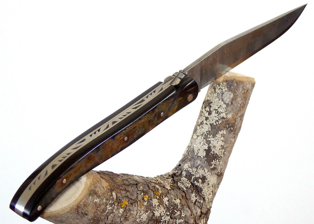 Couteau Laguiole avec une lame Damas et un manche en Corne de Bison