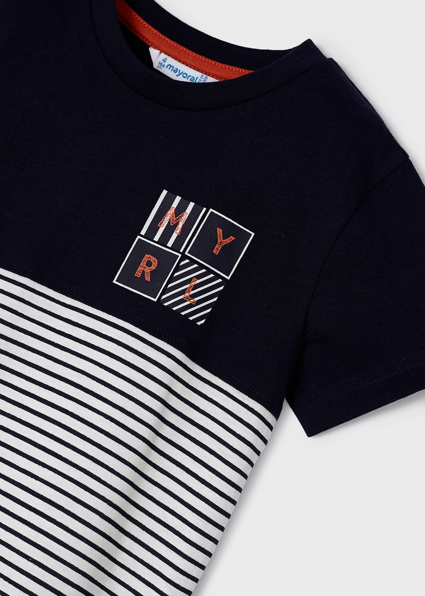 Camiseta infantil masculina de algodão sustentável com estampa listrada