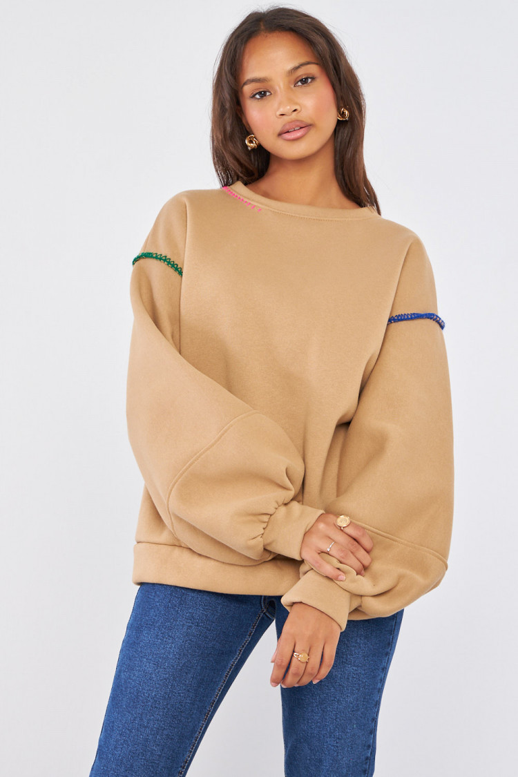 Pull beige foncé à empiècement couture colorés