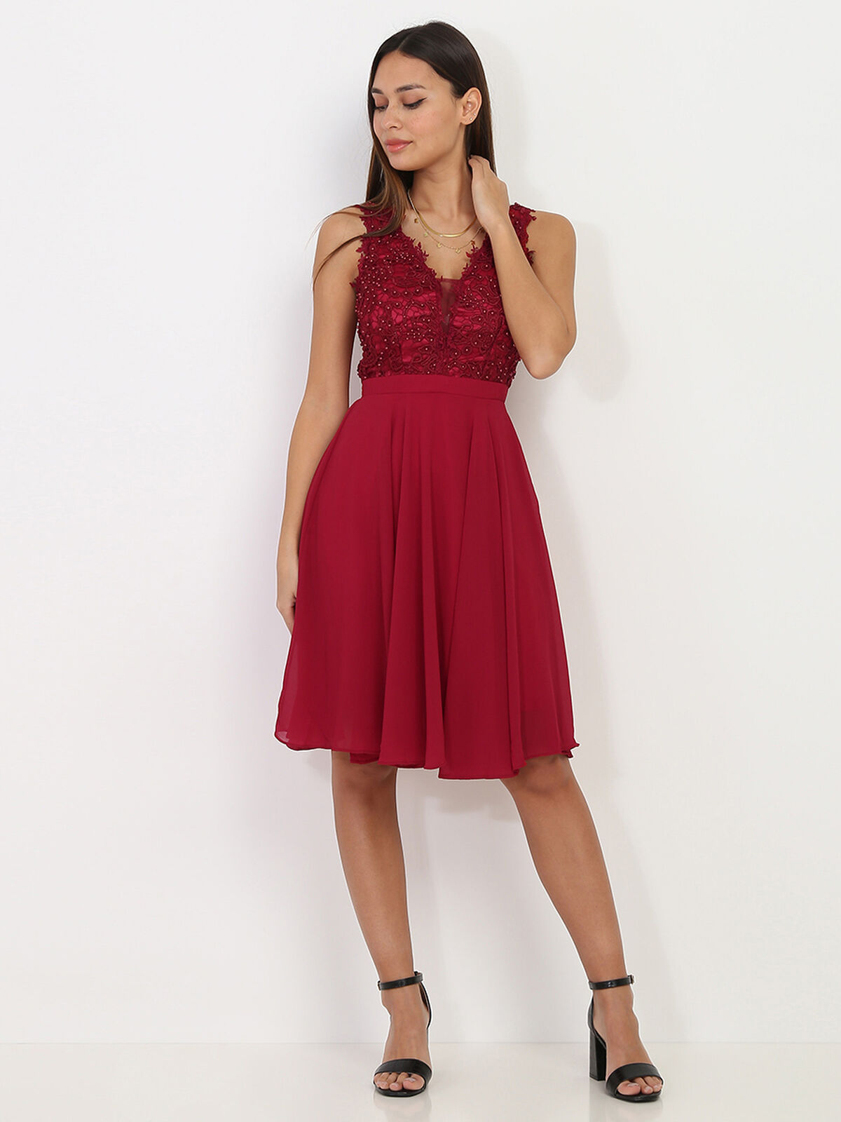 Robe patineuse à broderie et perles- Rouge foncé