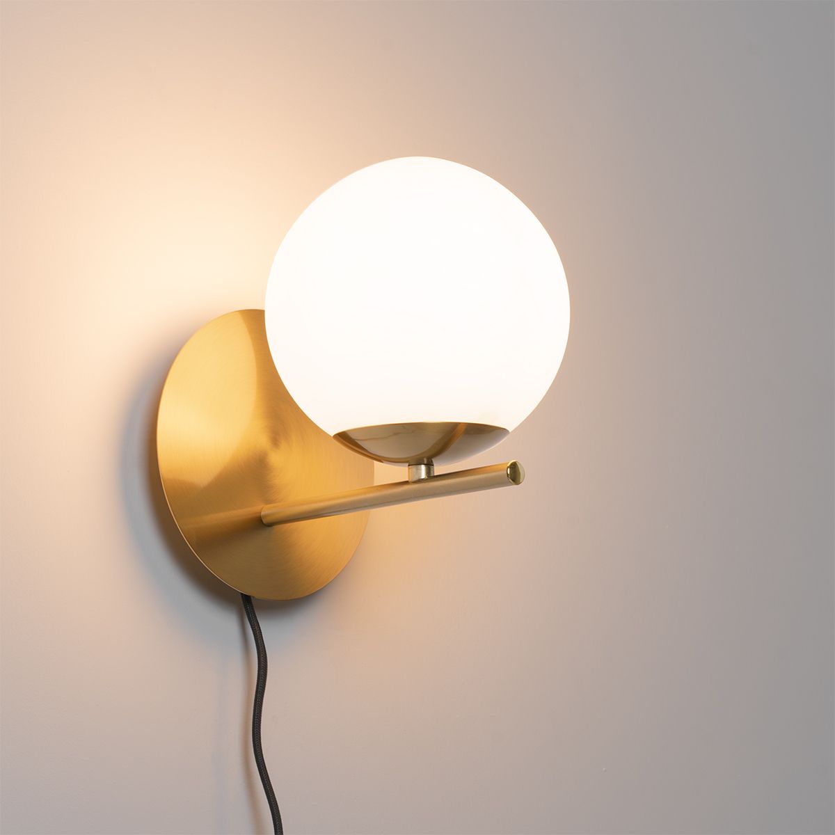 Art Deco wandlamp goud en opaal glas - Flore