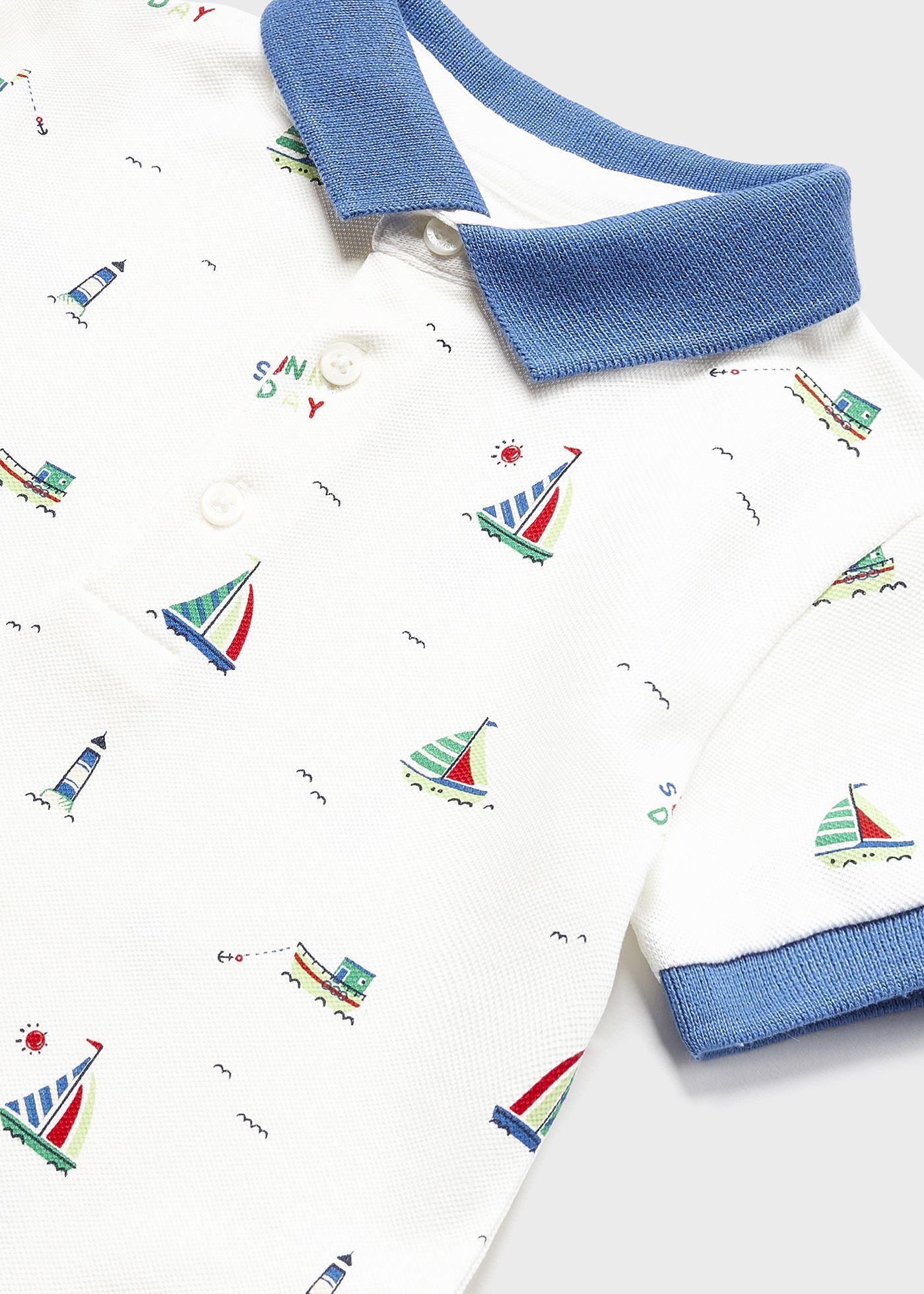 Camisa polo infantil de manga curta com estampa.