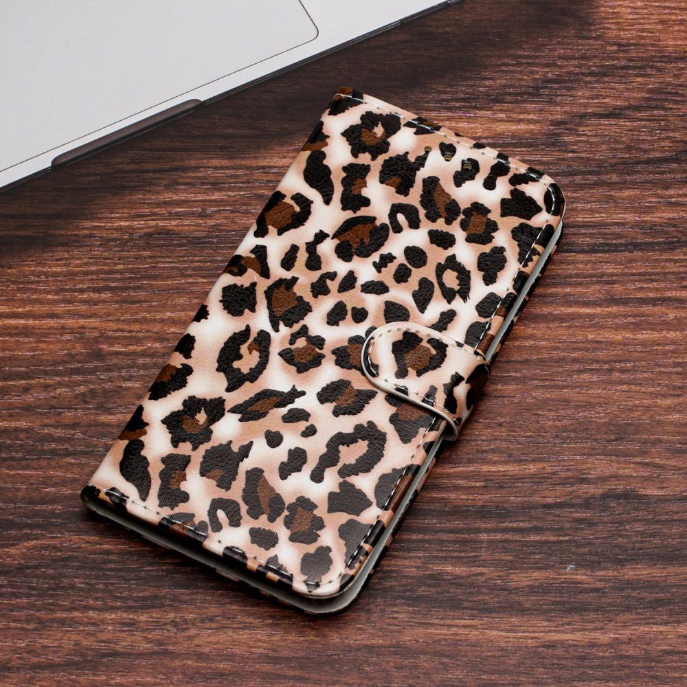 iPhone 16 Pro Leder Tasche Hülle mit Kartenfach Leo Print