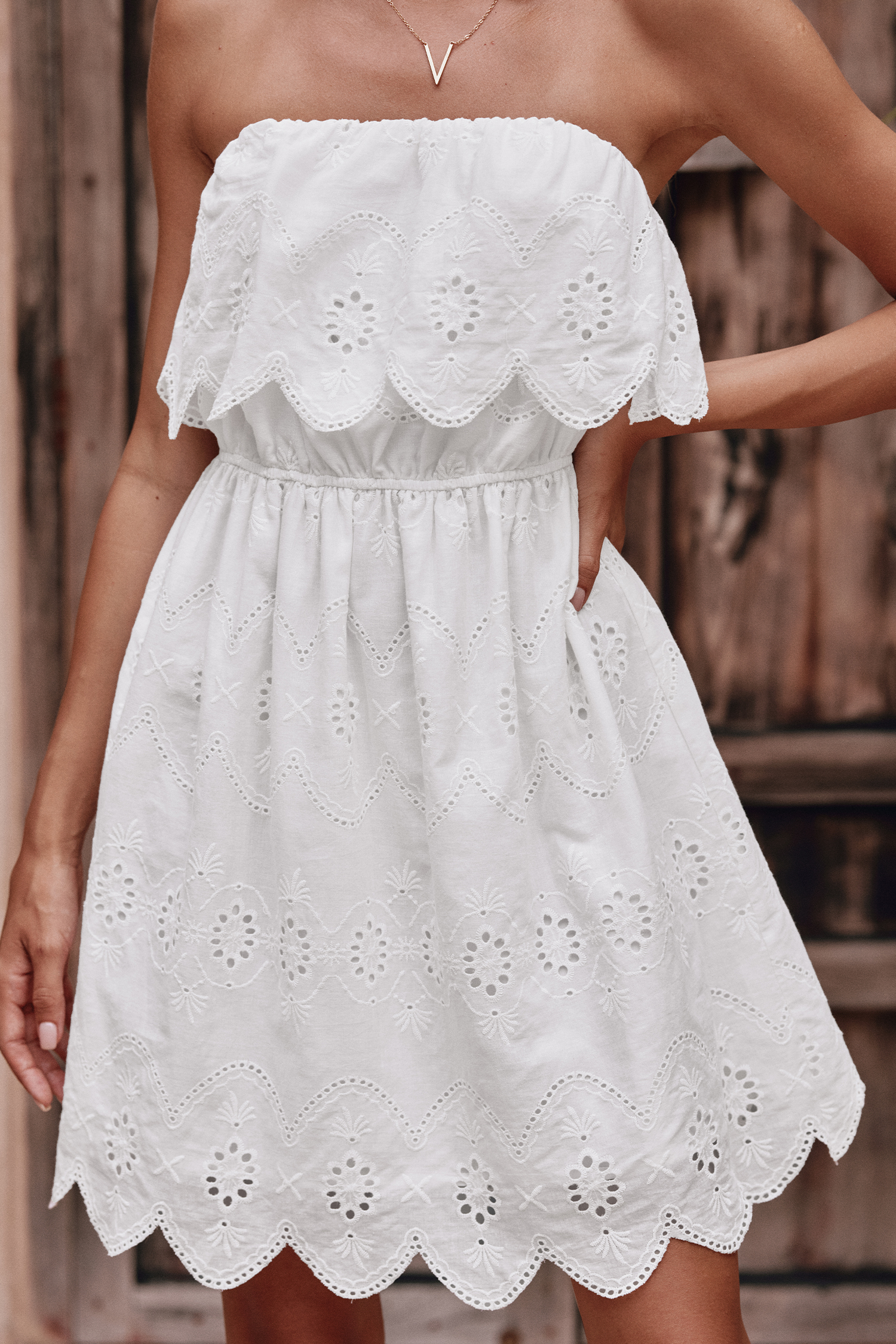 Robe mini tube en pur coton festonnée en œillets blanche