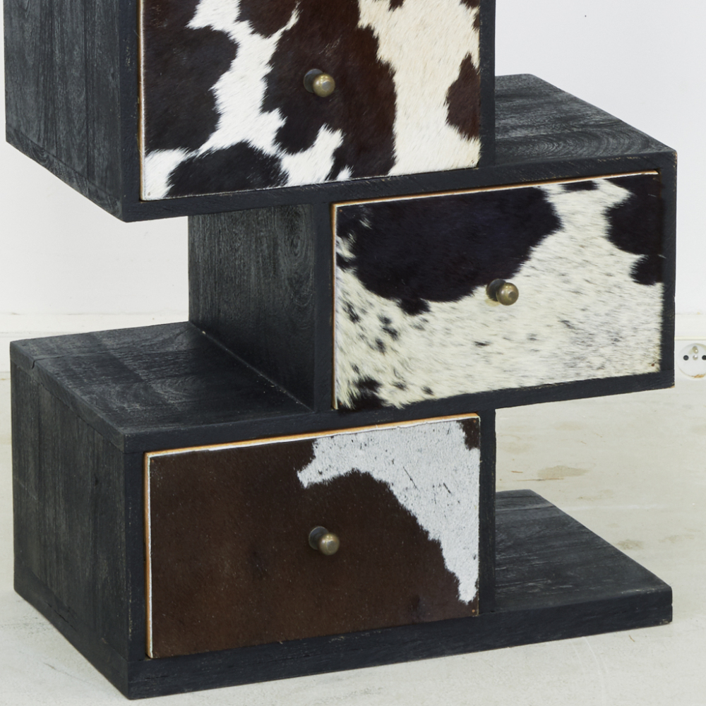 Commode zigzag en manguier et peau de vache noire et blanche
