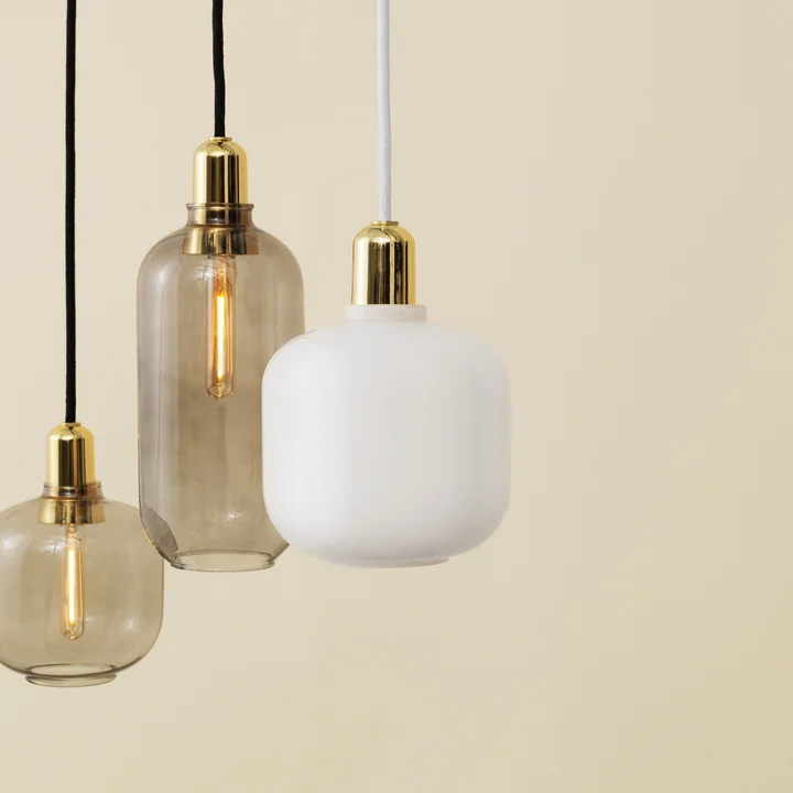 Normann Copenhagen - Amp Pendelleuchte small, Gold / grün