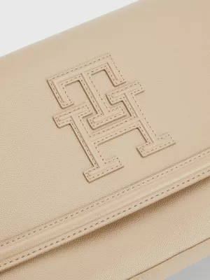Bolsa transversal com aba e monograma texturizado