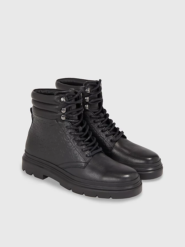 Botas de couro com logotipo