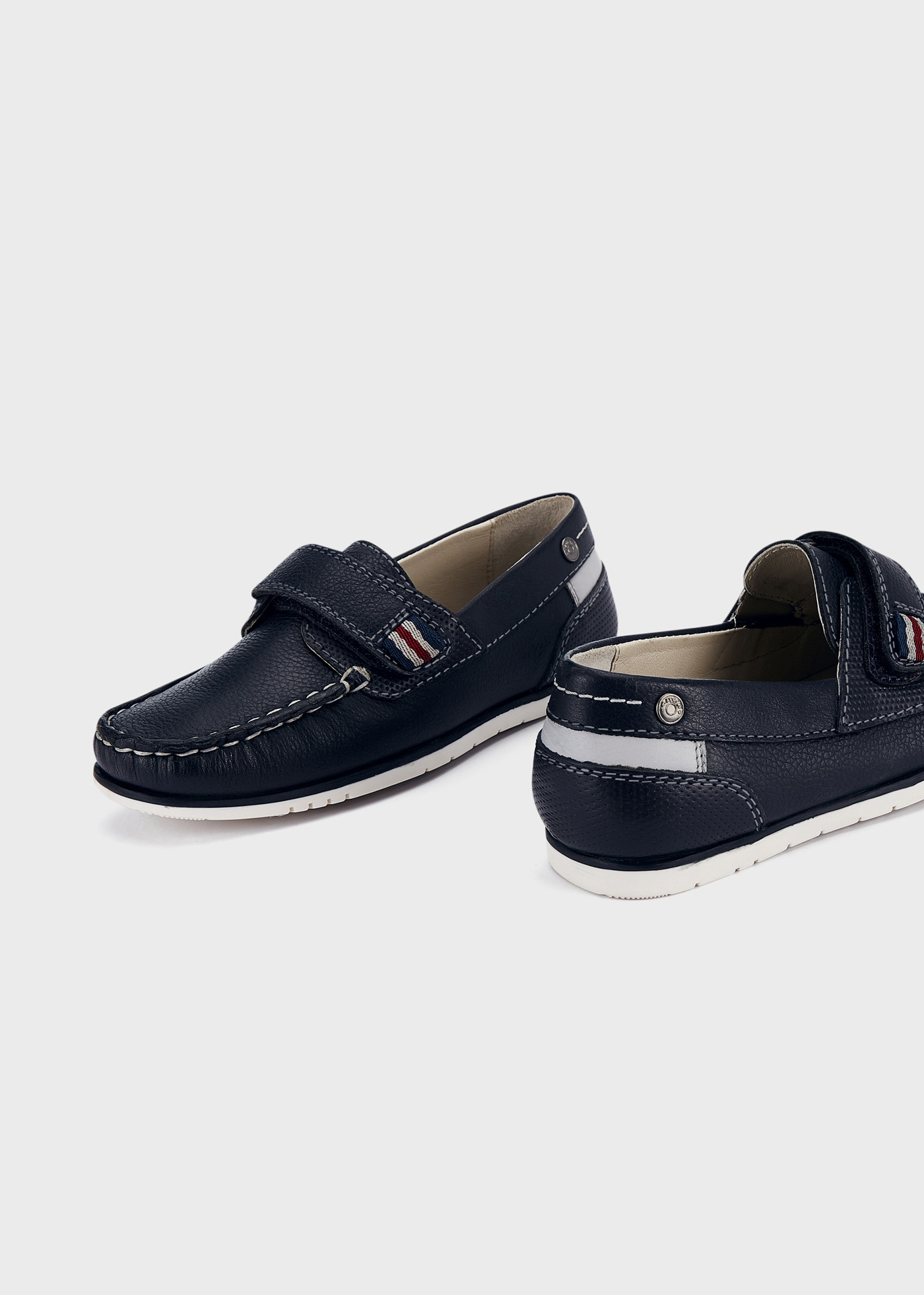Sapatos náuticos de couro com fecho de velcro para meninos