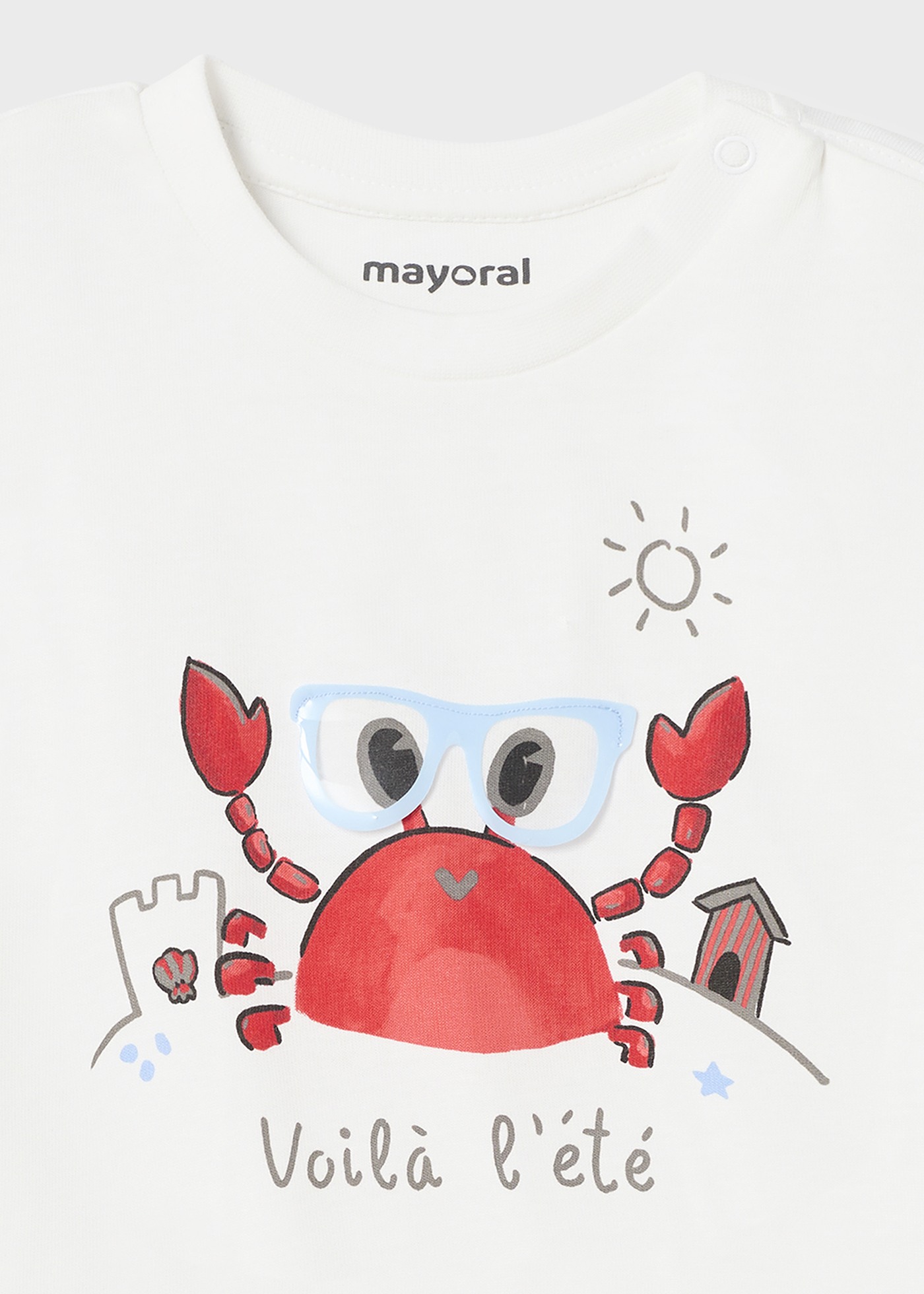 Camiseta infantil de manga curta com estampa interativa.