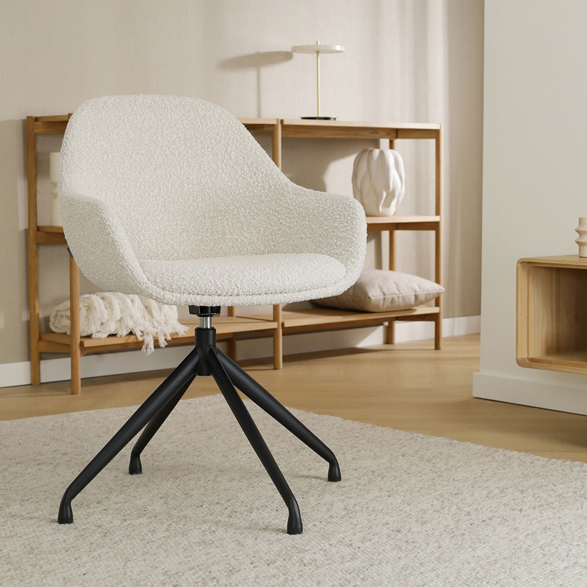 Eetkamerstoel Nola-Mae bouclé beige - zwart onderstel