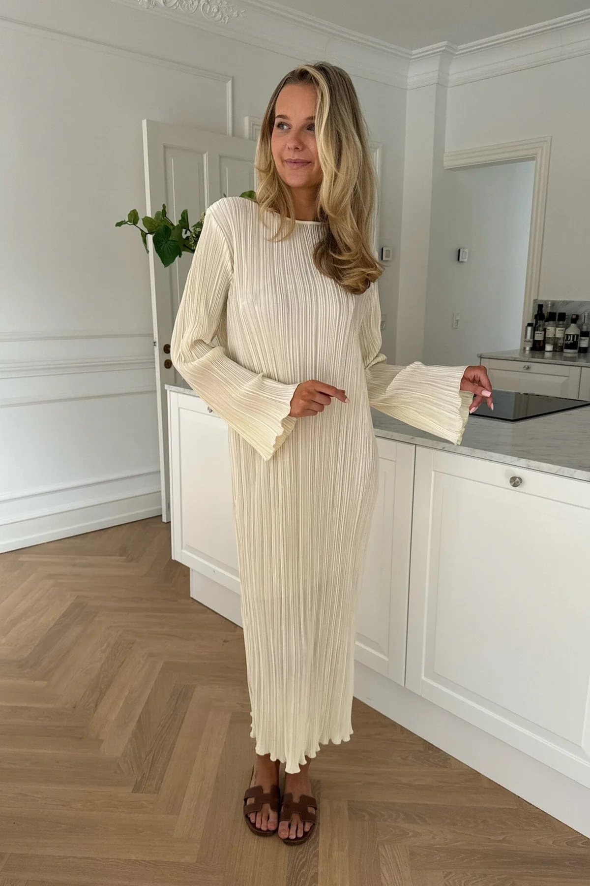 BYIC Kellyic Long Plissé Dress of off white