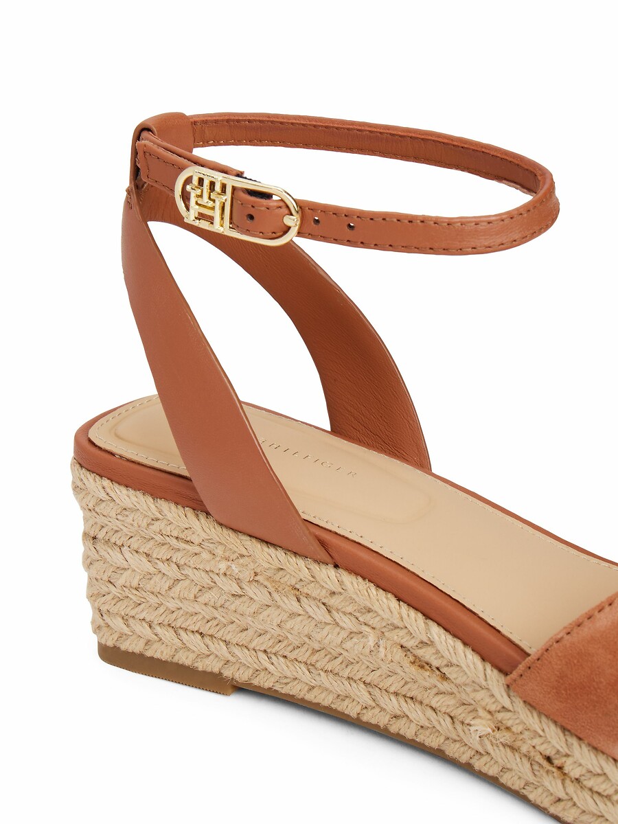 TOMMY HILFIGER<br>Sandálias de plataforma, em couro.