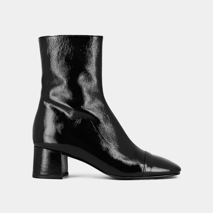 Bottines à bouts carrés et petits talons  en vernis plissé noir