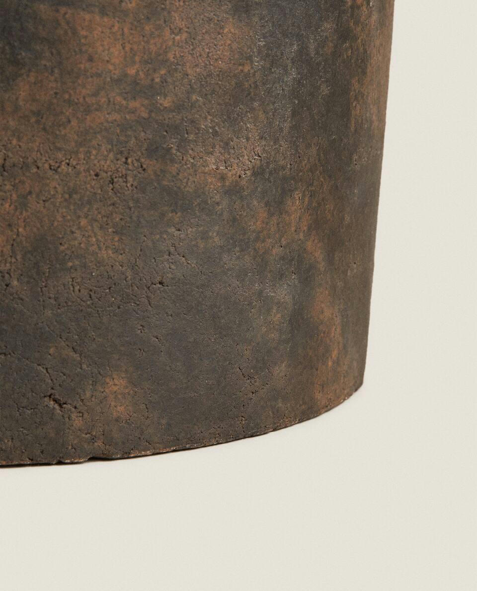 VASO DE FLORES ALTO COM ACABAMENTO RÚSTICO