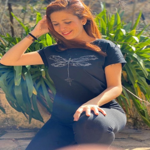 Camiseta feminina com estampa de libélula azul, um totem animal.