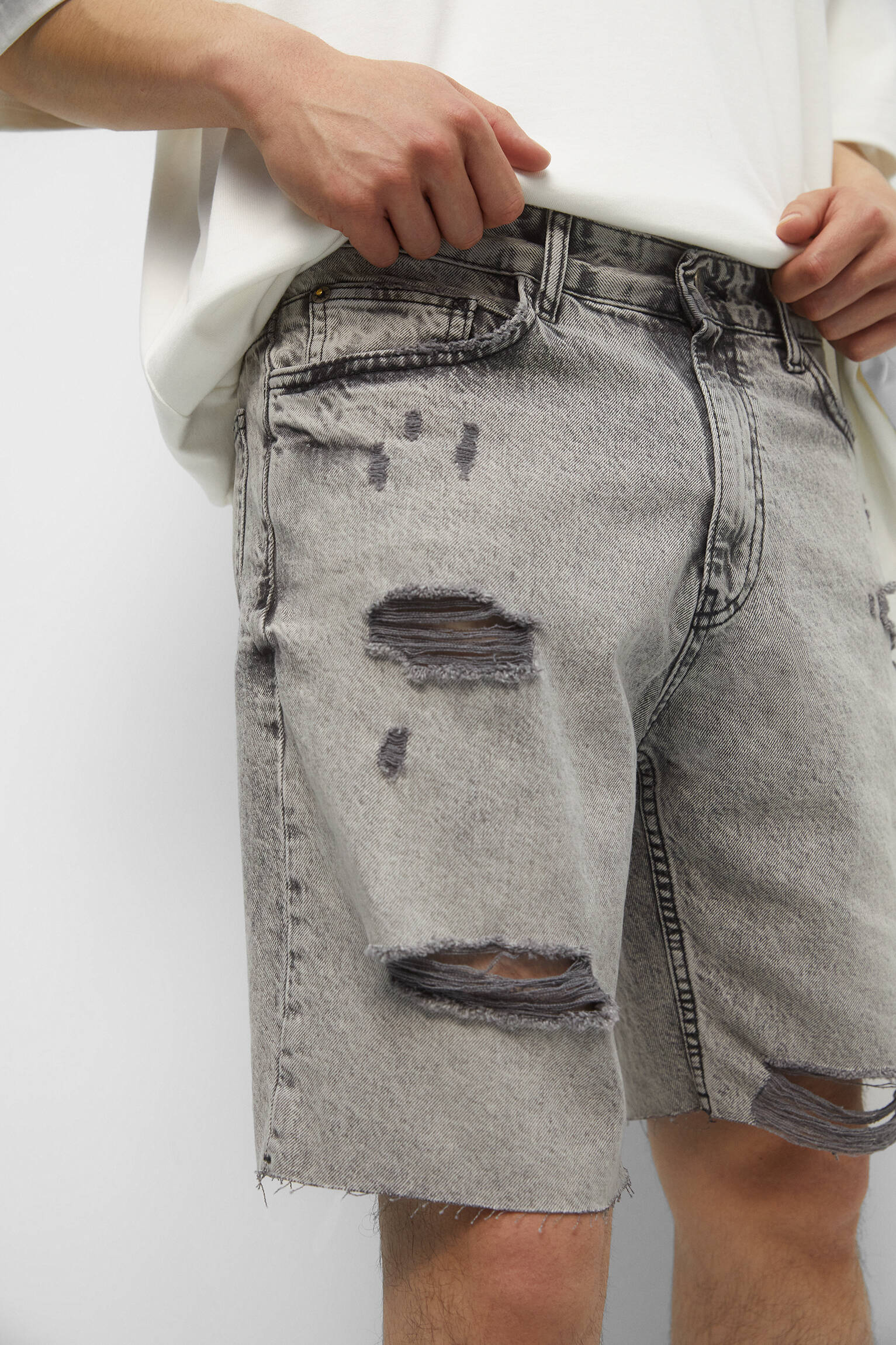 Bermuda jeans reta rasgada - Cinza