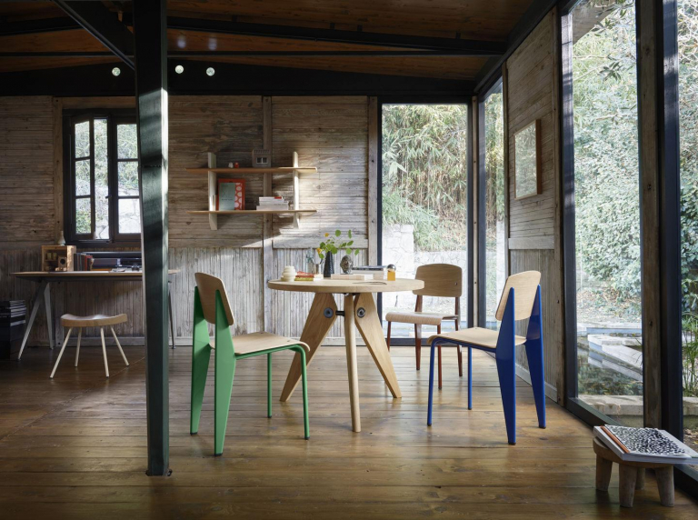 Vitra Standard stoel naturel eiken, onderstel Japanese Red