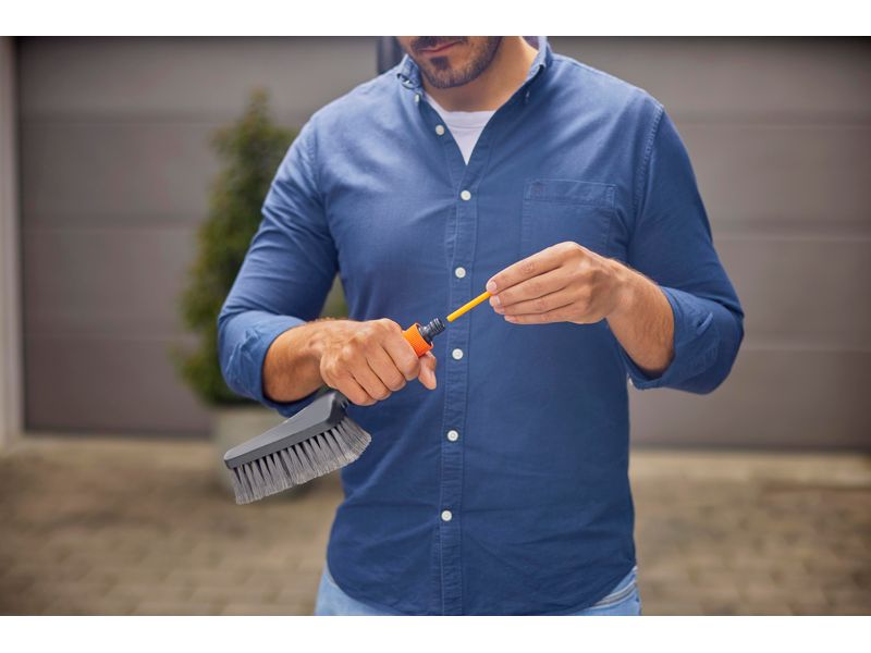 GARDENA Cleansystem Handbürste M soft Zur Nassreinigung kleinerer, empfindlicher Oberflächen