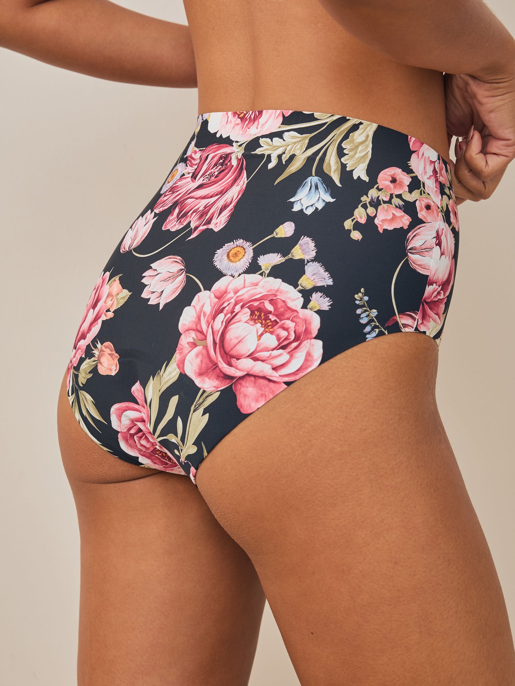 Zwart / Praline Huidskleur / Roze Bloemen - Set van 4 No VPL menstruatieslips voor medium vloeien