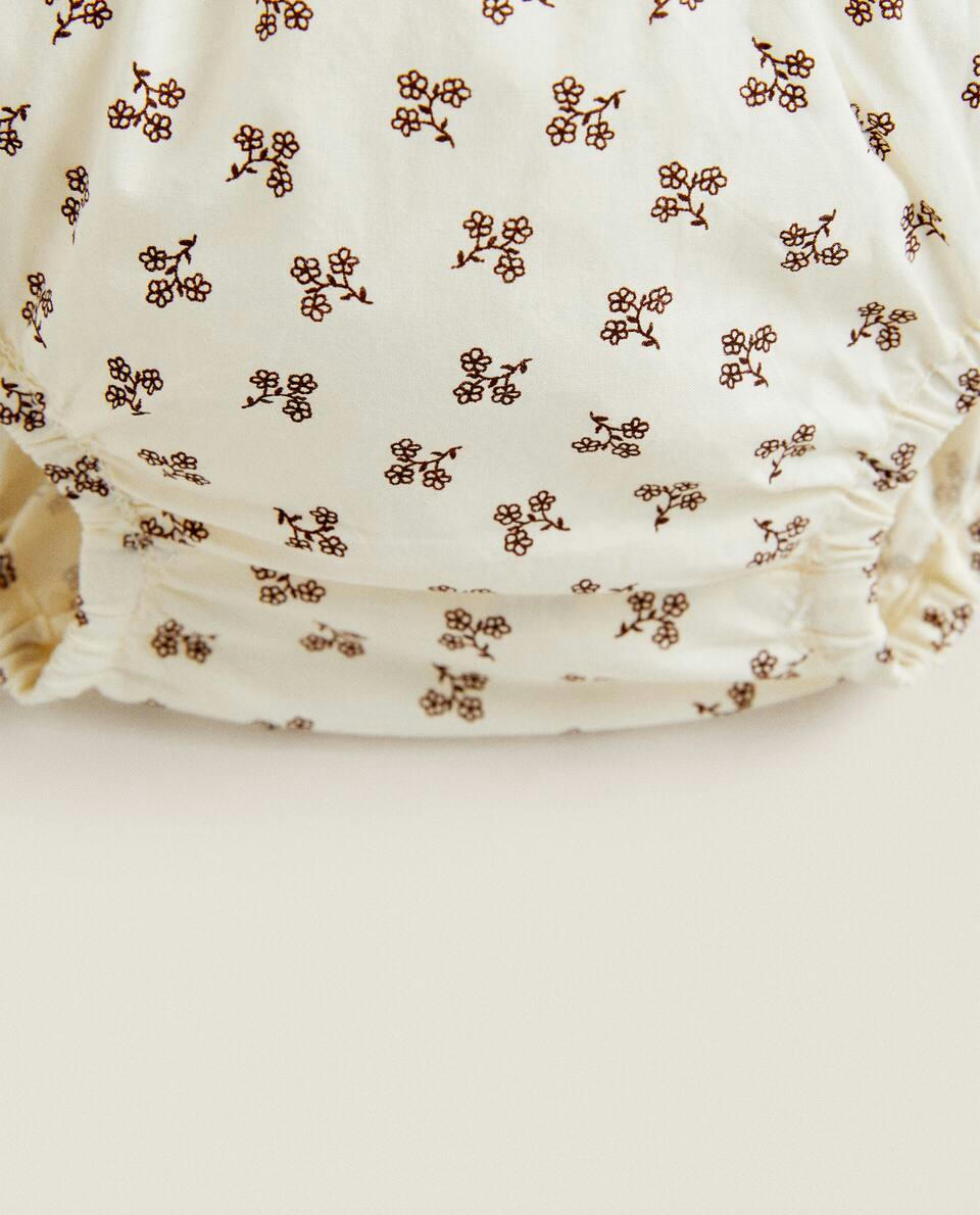 Mini calcinhas floridas para bebês