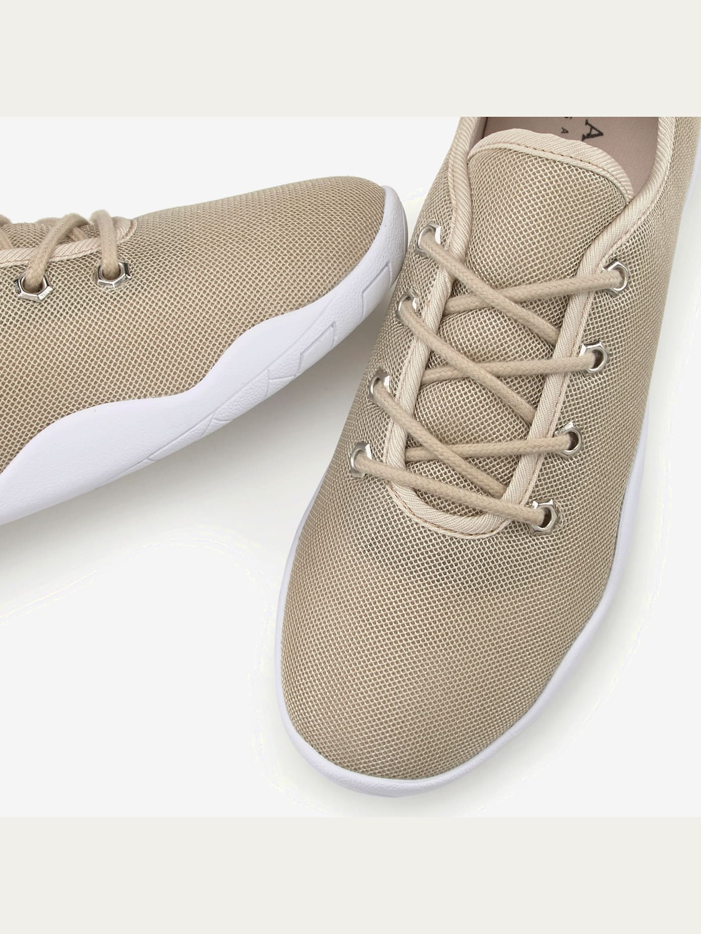 Baskets semelle ultra-légère, très plate et souple