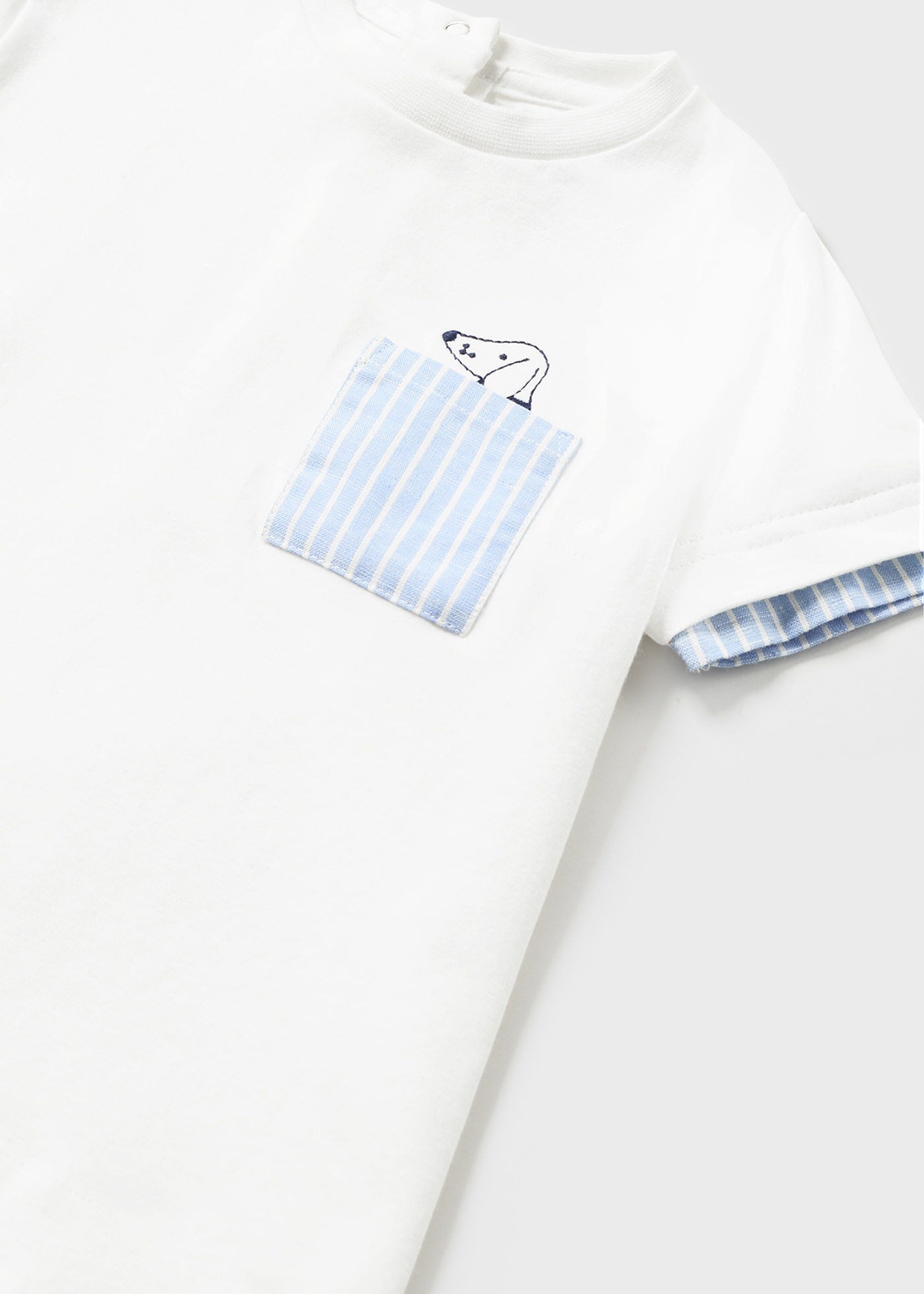 Camiseta infantil de manga curta com bordado em algodão.